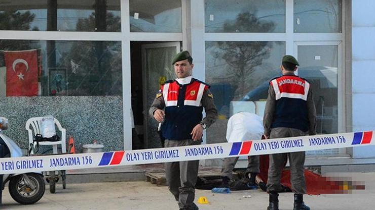 Arkadaşını baltayla öldürüp, başında sabahladı