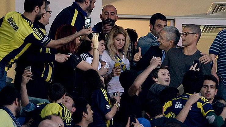 Fenerbahçe tribünlerinde Alex de Souza çılgınlığı
