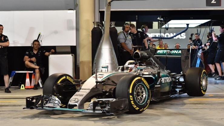 Hamilton ilk cebi yine kaptı