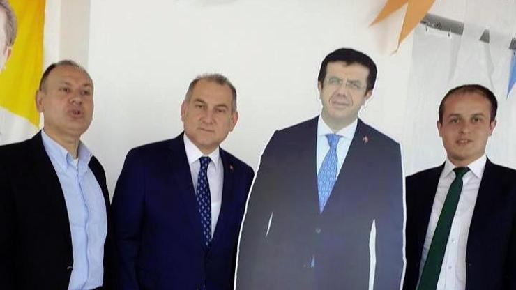AK Parti Denizli İl Başkanlığında Bakan Zeybekçi maketiyle fotoğraf yarışı