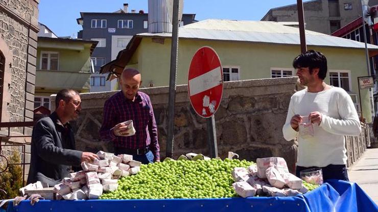 Midyeci imama uydu erik satıyor