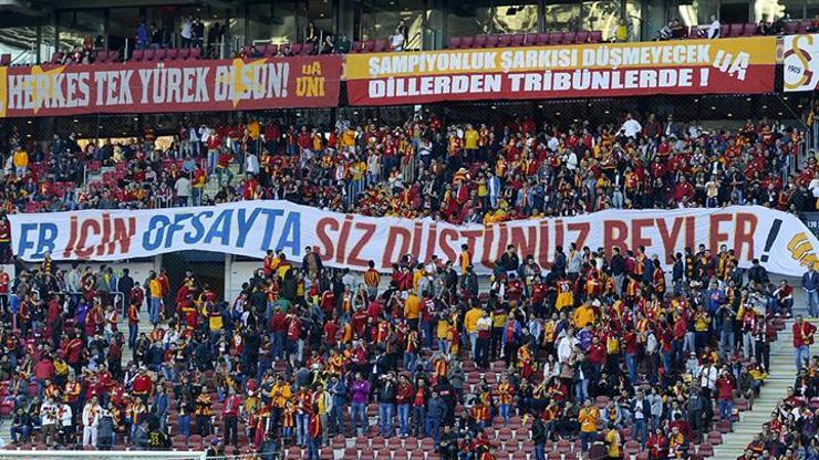 Galatasaray taraftarından Lig TV için sert pankartlar