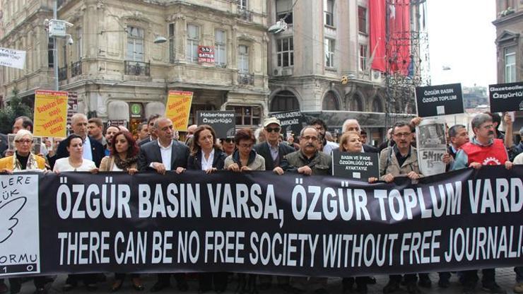 Gazeteciler basın özgürlüğü için yürüdü