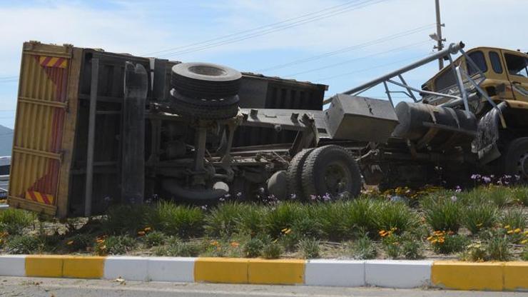 Damperi açılan kamyon Mobese direğini yıktı, faciadan dönüldü