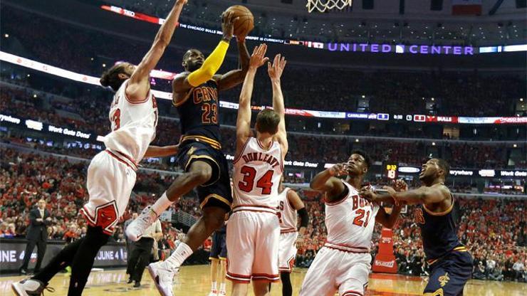 LeBron James, Chicago Bullsu son saniyede yıktı