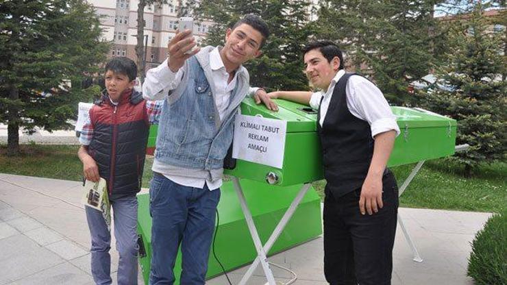 3 bin liralık klimalı tabut önünde selfie