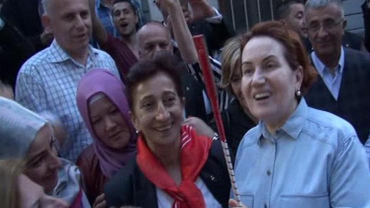 MHPliler Meral Akşenere kırbaç hediye etti