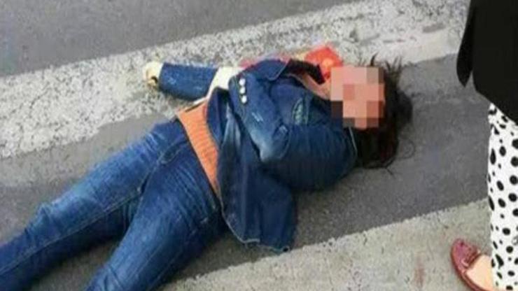 Polis, kırmızıda geçen yayayı çekiçle yere serdi