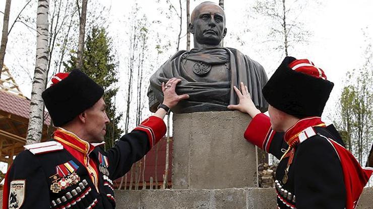 Putinin imparator olarak heykelini yaptılar