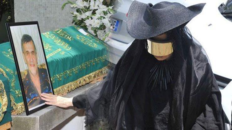 Bülent Ersoyun cenaze kıyafeti ve gözlükleri şaşırttı