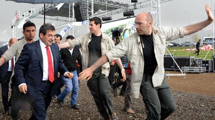 Bakan Güllüceyi yağmurdan böyle korudular