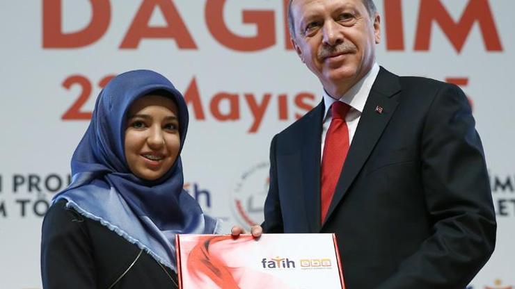 Cumhurbaşkanı Erdoğan tablet dağıttı