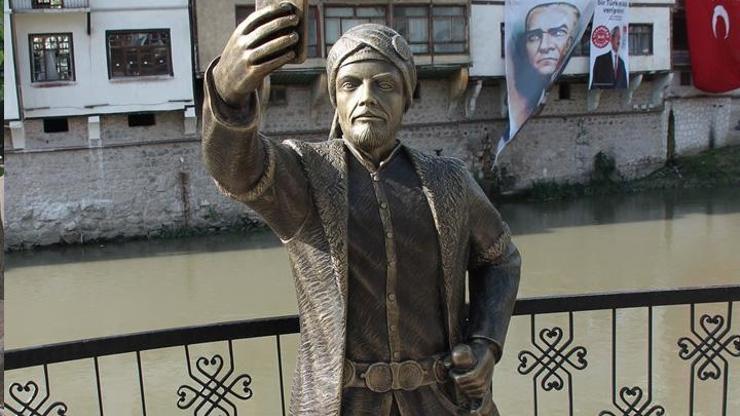 Selfie çeken şehzade geri döndü