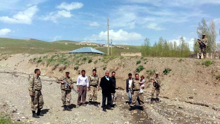 Kaybolan minik kızı asker arazide uyurken buldu
