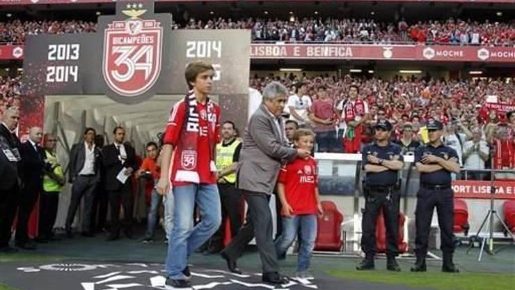 Benfica, babaları polis tarafından dövülen iki çocuğu onurlandırdı
