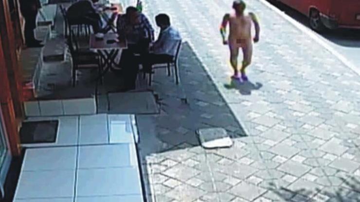 Çırılçıplak dolaşan adamı dövüp polise teslim ettiler