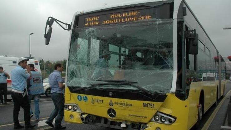 İki metrobüs çarpıştı, çok sayıda yaralı var