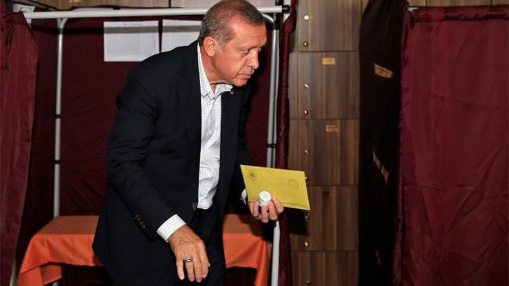 Siyasi liderler oylarını kullandı
