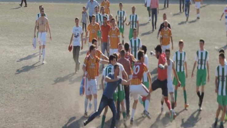 Futbolcular birbirlerine tekme-tokat saldırdı