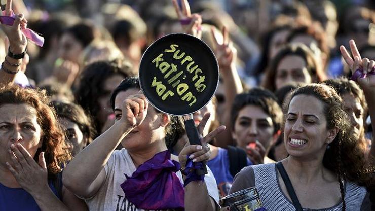 Kadıköyde yüzlerce kadından savaş karşıtı protesto