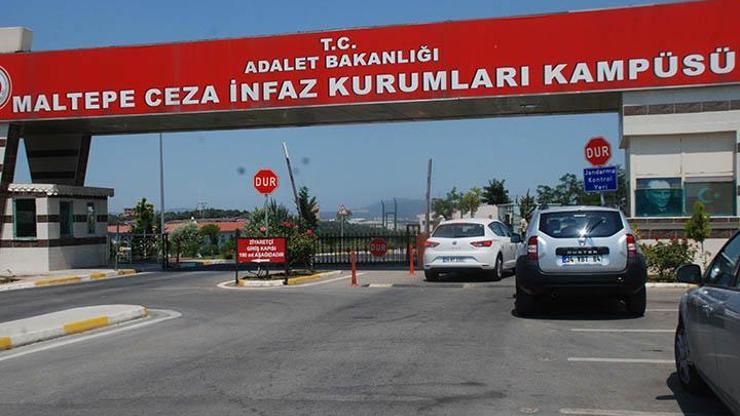 Askeri tabur binasına 4 el ateş edildi