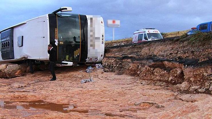 Mersinde yolcu otobüsü devrildi: 20 yaralı