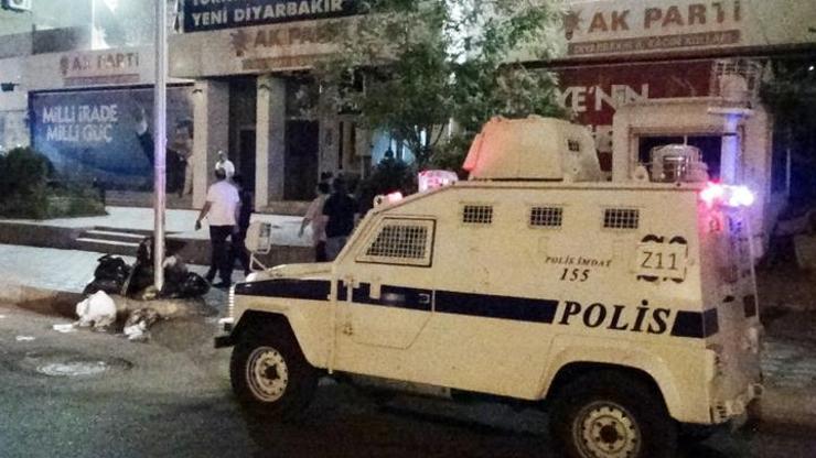 Diyarbakırda AKP İl Başkanlığına bombalı saldırı: 1 polis yaralı