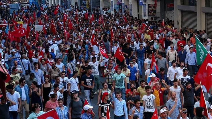 Beyoğlunda şehitler için yürüyüş