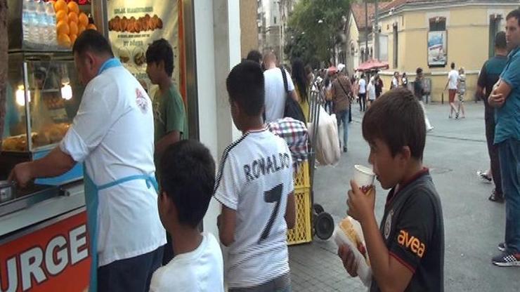 Suriyeli çocuklara döner ısmarlayıp kaçtı