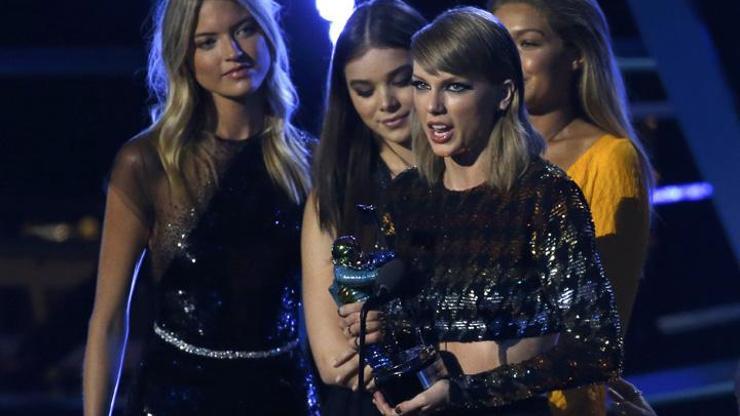 2015 MTV Video Müzik Ödüllerinin kazananı Taylor Swift