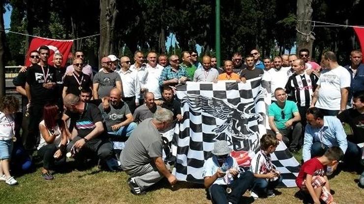 Beşiktaş taraftarından teröre tepki yürüyüşü