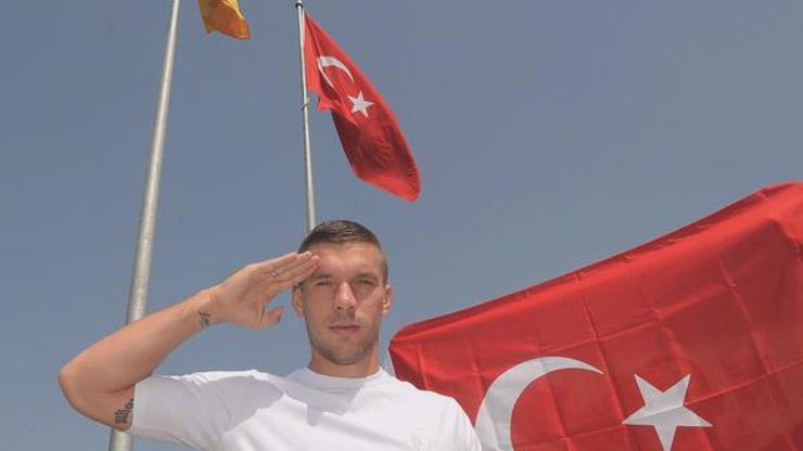Podolski attığı tweeti değiştirdi