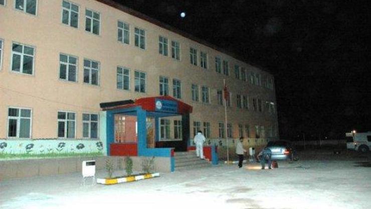 Vanda okula molotof kokteyli saldırı