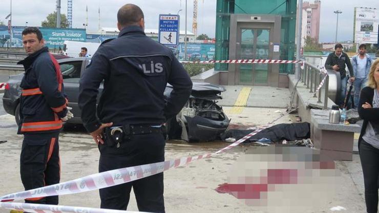İstanbulda otomobil metro istasyonuna daldı: 2 ölü, 2 yaralı