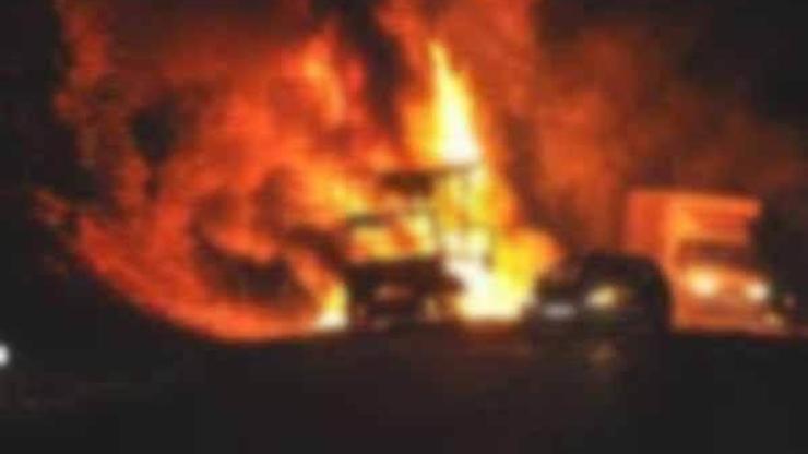 Hakkaride VEDAŞa ait 2 araç ateşe verildi