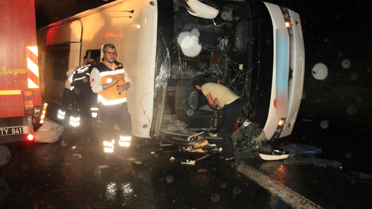 Yolcu otübüsü devrildi: 25 yaralı