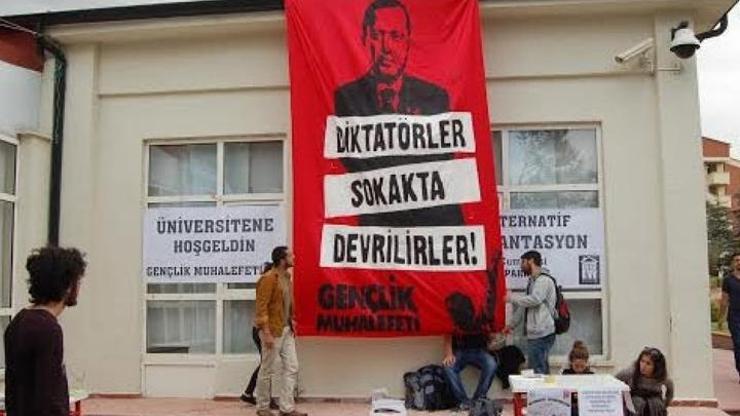 Mahkeme: Diktatörler sokakta devrilirler afişi için kararını verdi