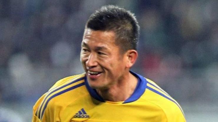 48 yaşındaki futbolcuyla sözleşme yenilediler