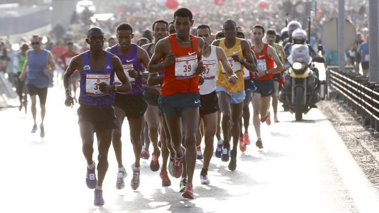 Erkeklerde finişi ilk Chelimo geçti