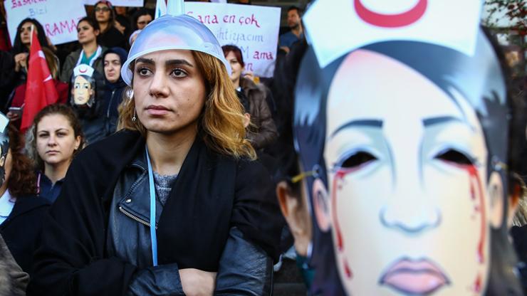 Hemşirelerden fazla mesai saatlerini huniyle protesto etti