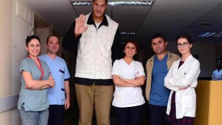 Tümör nedeniyle boyu 2 metre 32 santim