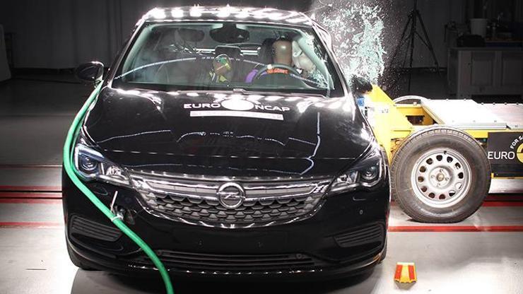 Opel Astra çarpışma testine girdi