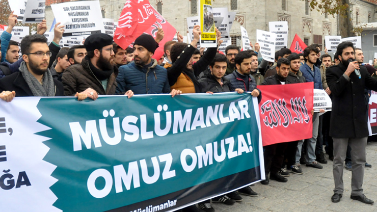Beyazıtta Üniversiteli Müslümanların eylemine havai fişek atıldı