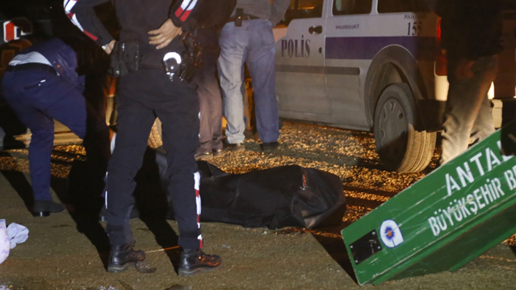 Antalyada zorla bindirildiği otomobilden atılan genç kız hayatını kaybetti