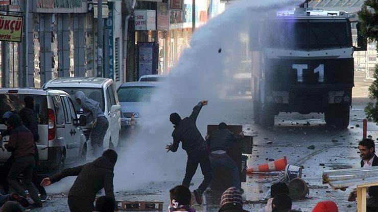 Vanda polise taş attığı iddia edilen 3 kişiye 19 yıl hapis istemi