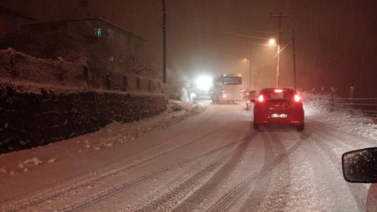 Kocaelinde okul servisi buzlu yolda kontrolden çıktı, 11 yaralı