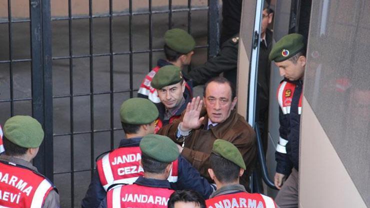 Alaattin Çakıcının kapısını açık bırakan infaz koruma memurları beraat etti