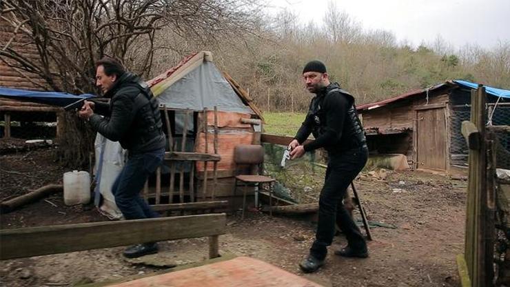 Arka Sokaklar dizisinin 386. bölümde Rıza Komisere kurşun yağmuru - Hemen izle