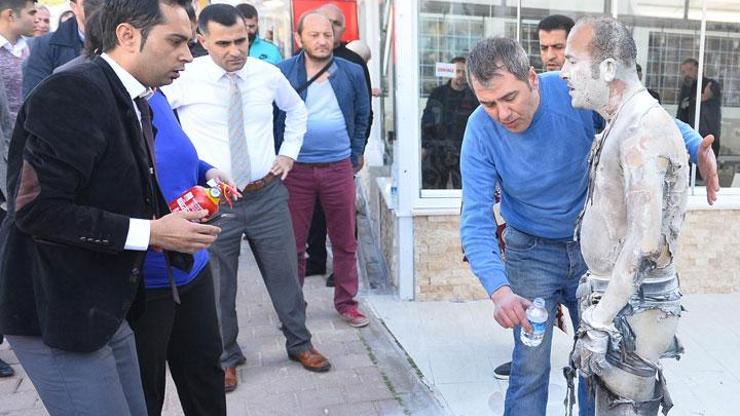 Belediye önünde kendini ateşe verdi