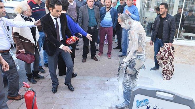Antalyada işsiz kalınca belediye önünde kendini yakan işçi öldü